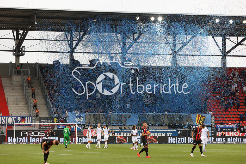 FC Ingolstadt - SV Waldhof Mannheim | die mitgereisten Fans aus Mannheim machen ordentlich Stimmung in Ingolstadt / Ultras / Choreo