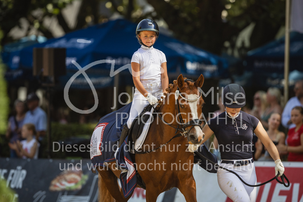 230910_OWLCh_Führzügel-153 | Deine schönsten Turniermomente als professionelle Fotos! Entdecke hochwertige Pferdesport-Fotografie im Online-Shop. Jetzt Fotos finden & bestellen!