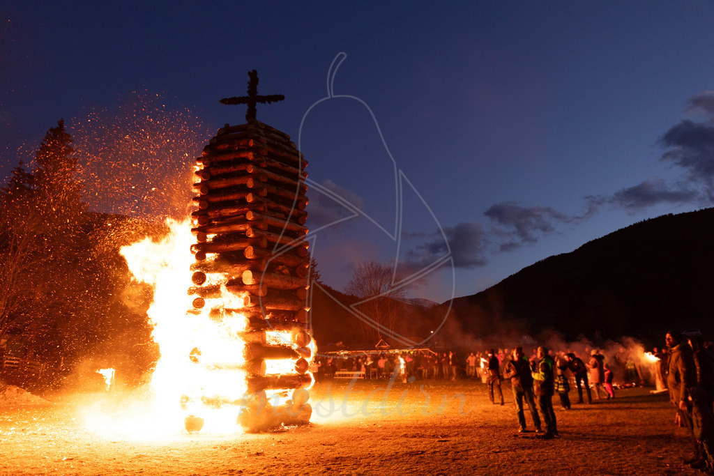 Osterfeuer Thomatal | Ihre Fotografin im Lungau, ihre Fotografin im Mostviertel, Wandbilder Onlineshop, Imagefotos für Ihr Unternehmen,  - Realisiert mit Pictrs.com