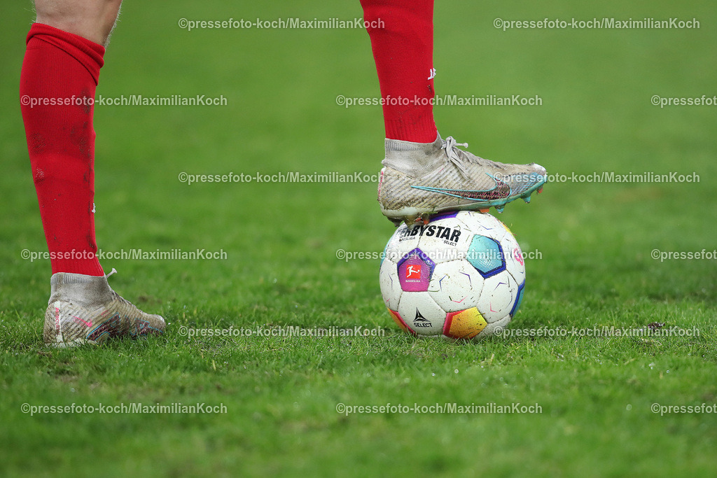 RWE06012402172 | 06.01.2024, Essen, Fußball, Herren, Stadion an der Hafenstraße, Testspiel, Rot-Weiss Essen – 1. FC Köln:  Fußballspieler mit dem Fuß auf dem offiziellen Spielball.. 
DFB regulations prohibit any use of photographs as image sequences and or quasi-video.