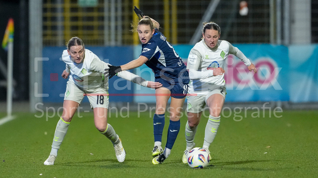 Fussball, Google Pixel Frauen-Bundesliga, TSG 1899 Hoffenheim - SV Werder Bremen | v.li.: Lina Hausicke (Werder, 18), Napsugar Sinka (TSG, 8), Chiara D Angelo (Werder, 2), Zweikampf, Spielszene, Duell, duel, tackle, tackling, Dynamik, Action, Aktion, 01.02.2026, Sinsheim (Hoffenheim)  (Deutschland), Fussball, Google Pixel Frauen-Bundesliga, TSG 1899 Hoffenheim - SV Werder Bremen, DFB/DFL REGULATIONS PROHIBIT ANY USE OF PHOTOGRAPHS AS IMAGE SEQUENCES AND/OR QUASI-VIDEO., DIE DFB-RICHTLINIEN UNTERSAGEN JEGLICHE NUTZUNG VON FOTOS ALS SEQUENZBILDER UND/ODER VIDEOÄHNLICHE FOTOSTRECKEN. DFB REGULATIONS PROHIBIT ANY USE OF PHOTOGRAPHS AS IMAGE SEQUENCES AND/OR QUASI-VIDEO.