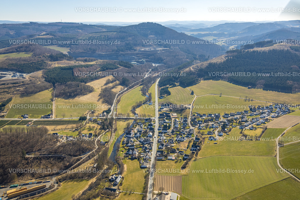 Meschede250304662 | Luftbild, Wohngebiet Ortsansicht Ortsteil Oberberge, Waldgebiet und Hügellandschaft, Fluss Wenne, Berge, Meschede, Sauerland, Nordrhein-Westfalen, Deutschland
