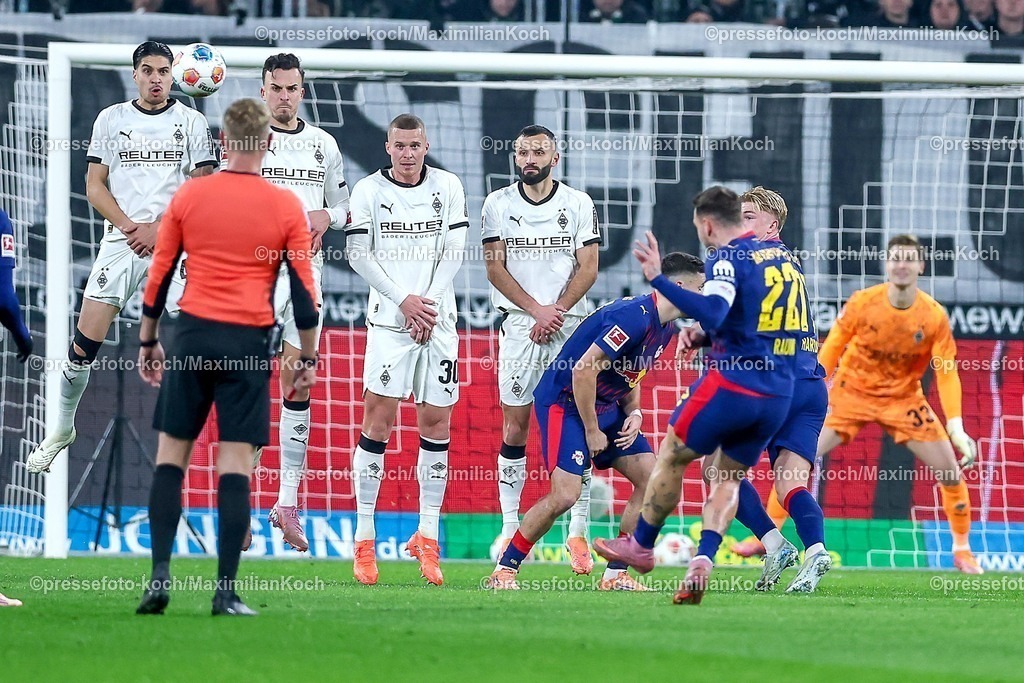 BMG28112501016 | 28.11.2025, Fußball, Borussia Mönchengladbach - RB Leipzig, 1. Fußball Bundesliga, 12.Spieltag, Borussia-Park, Saison 2025 2026: David Raum&nbsp;(RB Leipzig #22) verschießt den Freistoß über der Mauer aus Kevin Diks&nbsp;(Borussia Mönchengladbach #04) Nico Elvedi&nbsp;(Borussia Mönchengladbach #30) Franck Honorat&nbsp;(Borussia Mönchengladbach #09) DFB regulations prohibit any use of photographs as image sequences and or quasi-video.Haris Tabakovic&nbsp;(Borussia Mönchengladbach #15) 