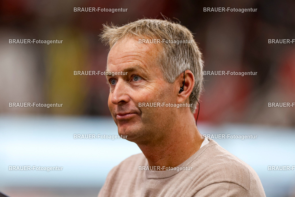 Bayer 04 Leverkusen vs Eintracht Frankfurt - Bundesliga  | Leverkusen, Deutschland, 12.09.25:   Trainer Kasper Hjulmand (Bayer 04 Leverkusen) schaut waehrend des Spiels der Bundesliga zwischen  Bayer 04 Leverkusen vs Eintracht Frankfurt in der BayArena(Foto von Brauer-Fotoagentur / Adrian Schlueter)