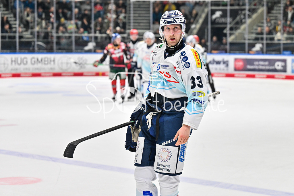 Augsburger Panther - Dresdner Eislöwen | AUGSBURG, DEUTSCHLAND - 06. MÄRZ: im David SUVANTO (Eislöwen Dresden 33) / Einzelfoto / Freisteller während dem Match zwischen den Augsburger Panthern und den Dresdner Eislöwen am 49. Spieltag der Penny DEL im Curt Frenzel Stadion
