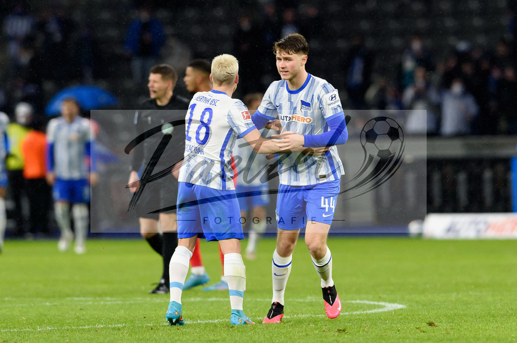 BSCRBL20220220_064 | Fussball, Herren: Santiago Ascacibar (Hertha BSC) und Linus Jasper Gechter (Hertha BSC) schauen bei dem Spiel der 1. Bundesliga zwischen Hertha BSC und RB Leipzig im Olypiastadion am 20.02.2022 in Berlin, Deutschland.DFB / DFL REGULATIONS PROHIBIT ANY USE OF PHOTOGRAPHS AS IMAGE SEQUENCES AND/OR QUASI-VIDEO. - Realisiert mit Pictrs.com