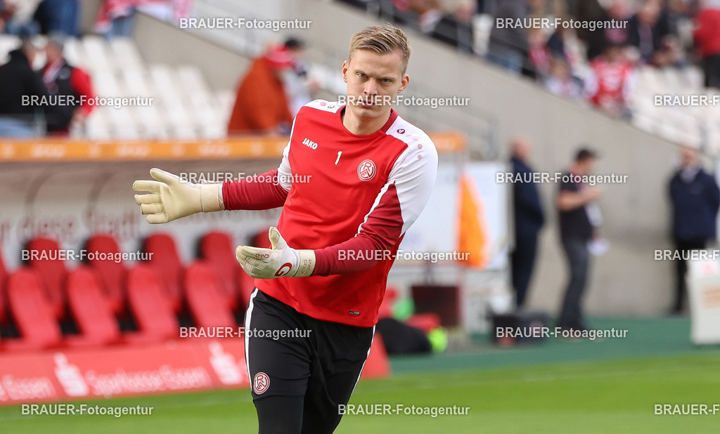 Rot-Weiss Essen - Viktoria Köln - 3.Liga | Essen, Deutschland, 18.10.2025 Jakob Golz  (Rot-Weiss Essen) wärmt sich auf  während des 3.Liga Spiels zwischen Rot-Weiss Essen- Viktoria Köln im Stadion an der Hafenstraße am 01.08.2025 in Essen. (Foto von Timo Bluhmki-Schmidt/ Brauer Fotoagentur