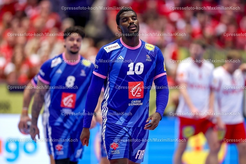 EHF22012603163 | 22.01.2026, Handball, Men's EHF EURO 2026, Frankreich - Dänemark, Jyske Bank Boxen in Herning, Dänemark, Main Round:  Dika Mem (France #10)  gestikulierend auf dem Spielfeld  enttäuscht Enttäuschung 