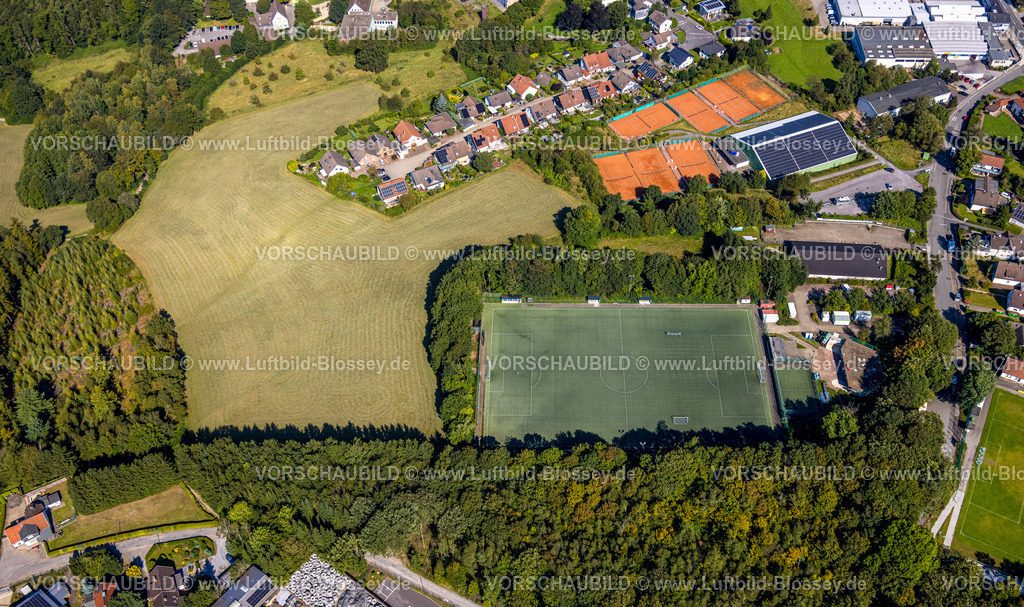 Ennepetal240814581 | Luftbild, zwei Sportplätze  FußballstadionFC Blau-Weiß Voerde e.V. und Baseballplatz Ennepetal Raccoons Baseball- und Softballclub 1984 e.V. am Helkenberger Weg, Tennisplätze TC Grün-Weiss Ennepetal e.V., Voerde, Ennepetal, Ruhrgebiet, Nordrhein-Westfalen, Deutschland