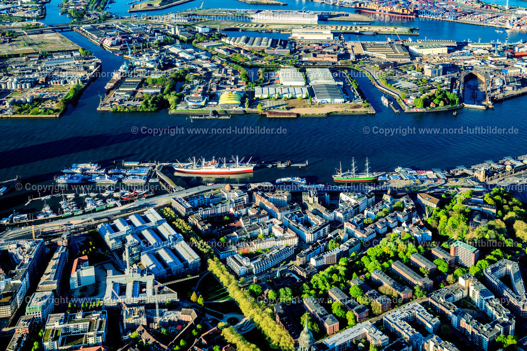 Hamburg_Hafen_Cap_San_Diego_Rickmer_Rickmers_ELS_9528270425 | HAMBURG 27.04.2025 Stückgutfrachter und Museumsschiffe "Cap San Diego" "Rickmer Rickmers" an den Landungsbrücken der Hafenanlagen am Ufer des Fluß- Verlaufes der Elbe in Hamburg, Deutschland. Weiterführende Informationen bei: Cap San Diego Betriebsgesellschaft mbH,  Museumsschiff RICKMER RICKMERS. // Ship " Cap San Diego " and "Rickmer Rickmers" on port facilities on the banks of the river course of the Elbe in Hamburg, Germany. Further information at: Cap San Diego Betriebsgesellschaft mbH,  Museumsschiff RICKMER RICKMERS. Foto: Martin Elsen
