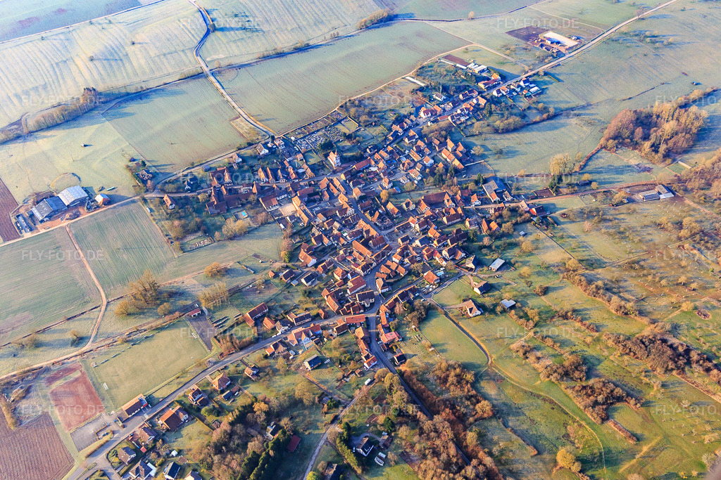 Luftbild: Ortsansicht aus Norden in Weinbourg im Bundesland Bas-Rhin in Frankreich. – Foto: IMG_105296.jpg vom 25.03.2018 durch Werner Riehm/FLY-FOTO.de – Auflösung des Originals: 5072 x 3381 px