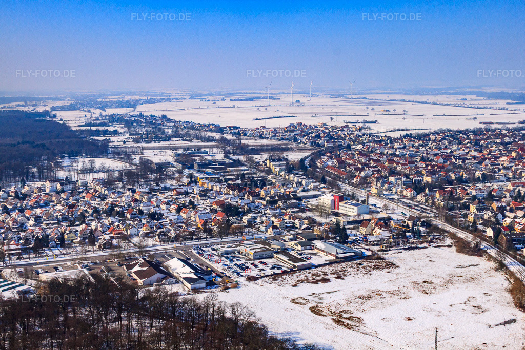 Luftbild: Stadtansicht mit Bahnlinie von Südosten im Winter bei Schnee in Kandel im Bundesland Rheinland-Pfalz in Deutschland. Foto: IMG_24367.jpg vom 16.02.2010 durch Werner Riehm/FLY-FOTO.de