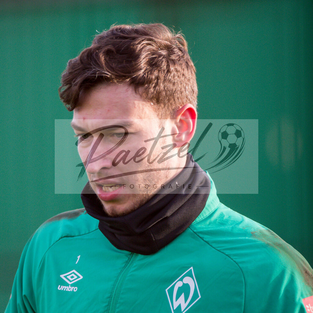 20200218_TRASVW_0027 | Fussball, Herren: Jiri Pavlenka (Werder Bremen) schaut waehrend der Trainingseinheit des SV Werder Bremen auf dem wohninvest Weserstadion Trainingsplatz am 18.02.2020 in Bremen, Deutschland. - Realisiert mit Pictrs.com