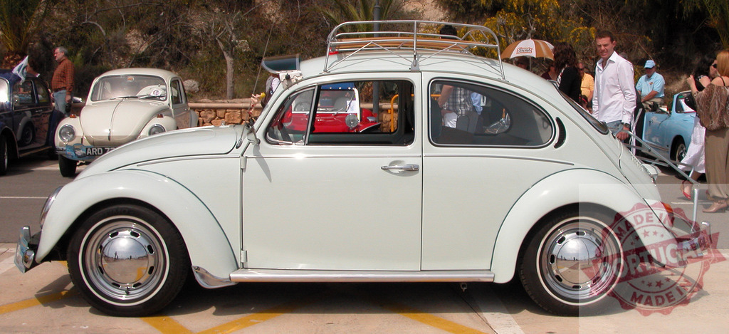 Classic white Volkswagen Beetle parked in a car meeting | Side view of a classic white Volkswagen Beetle parked during a car exhibition - Realisiert mit Pictrs.com