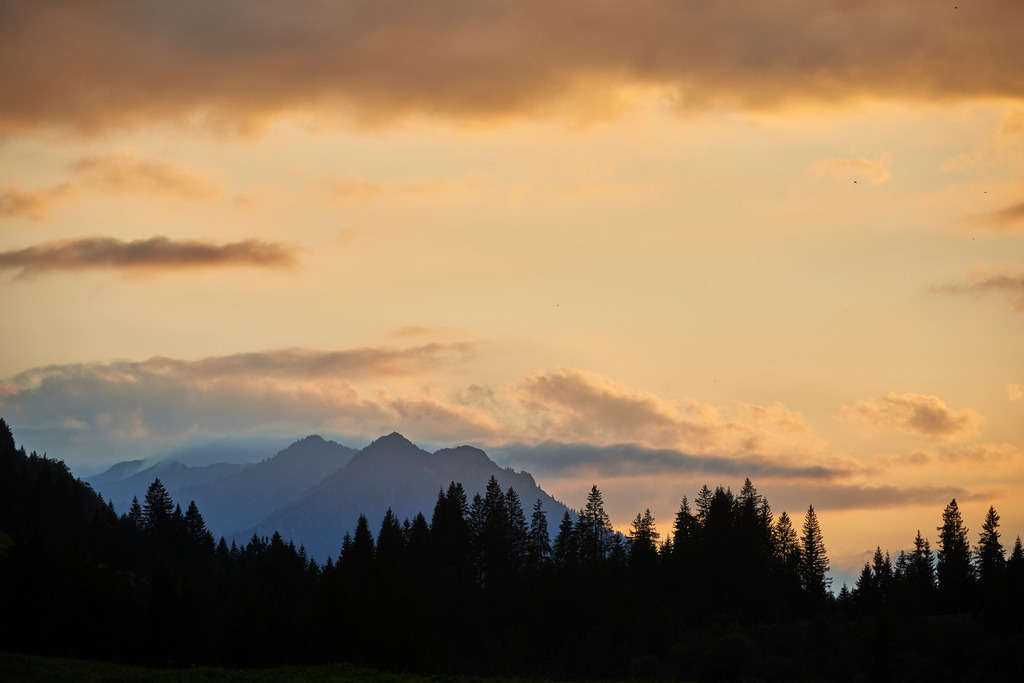 Bergkette im Sonnenuntergang | Schoenenbach, Austria - September 08, 2015: Bergkette im Sonnenuntergang. - Realisiert mit Pictrs.com