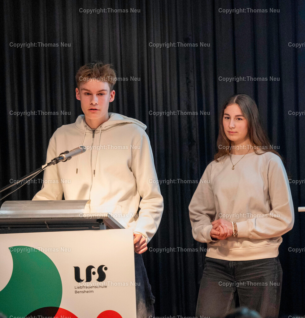 Gedenkfeier_Pogromnacht_2925-18 | bbe, Bensheim, LFS und Bendheimplatz, Bildvortrag "Legalisierter Raub" Durch Hardy Hegenbarth und Merle Burkert, , Bild: Thomas Neu