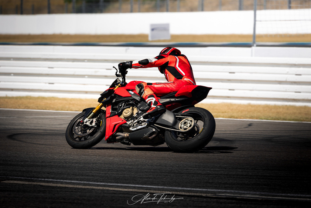 Ducati Trackday Hockenheimring 2026 | Entdecken Sie die faszinierende Welt von Alexander Tschuncky Arts: Kreative Fotografie, atemberaubende Automobilkunst und hochwertiger Bilderdruck. Lassen Sie sich inspirieren! - Realisiert mit Pictrs.com