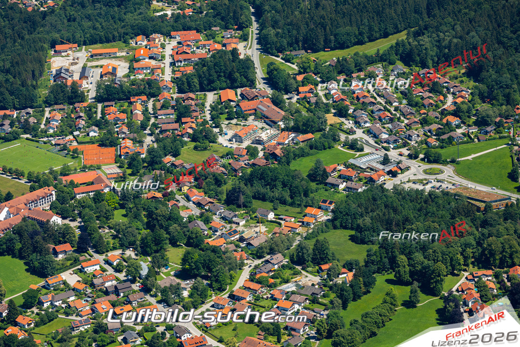 Aktuelles Luftbild von  Bad Heilbrunn - Die Luftaufnahme wurde 2022 mittels UL-Flugzeug erstellt ( keine Drohne ) - hochauflösende Kamera-Systeme von  Canon -Beste Qualität - Für grossformatige Ausdrucke geeignet. Die Geschenkidee !
