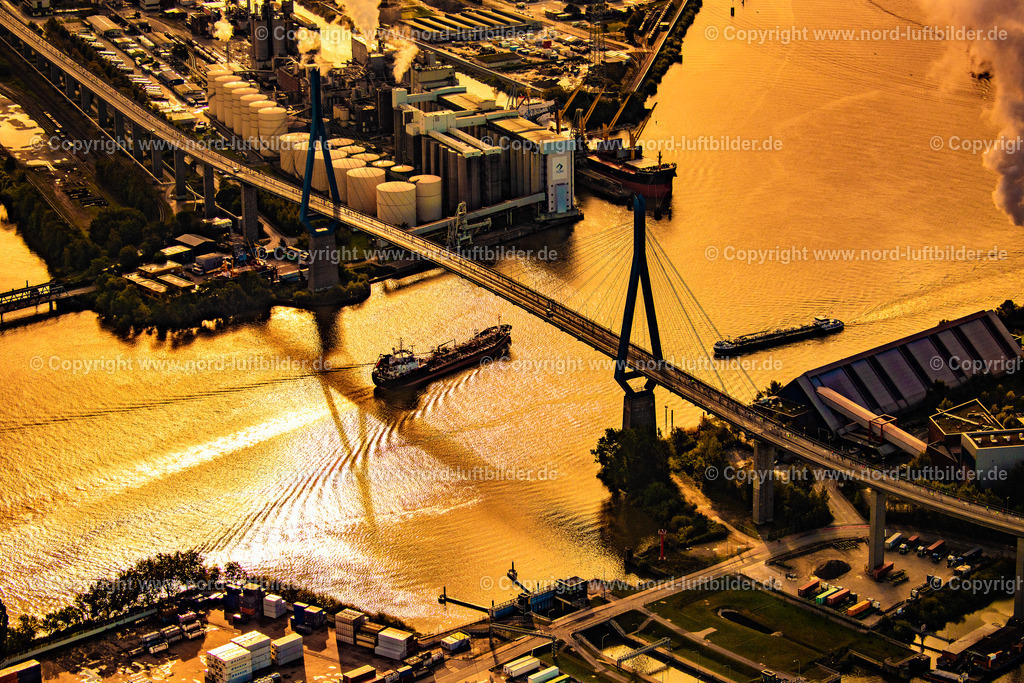 Hamburg_Köhlbrandbrücke_Im_Sonnenaufgang_Lauf_ELS_5351031019 | HAMBURG 03.10.2019 Fluß - Brückenbauwerk einer Schrägseilbrücke " Köhlbrandbrücke " im Sonnenuntergang über dem Rugenberger Hafen im Ortsteil Steinwerder in Hamburg, Deutschland. // River bridge structure of a cable-stayed bridge "Koehlbrandbruecke" in the sunset over the Rugenberg harbor in the Steinwerder district in Hamburg, Germany. Foto: Martin Elsen