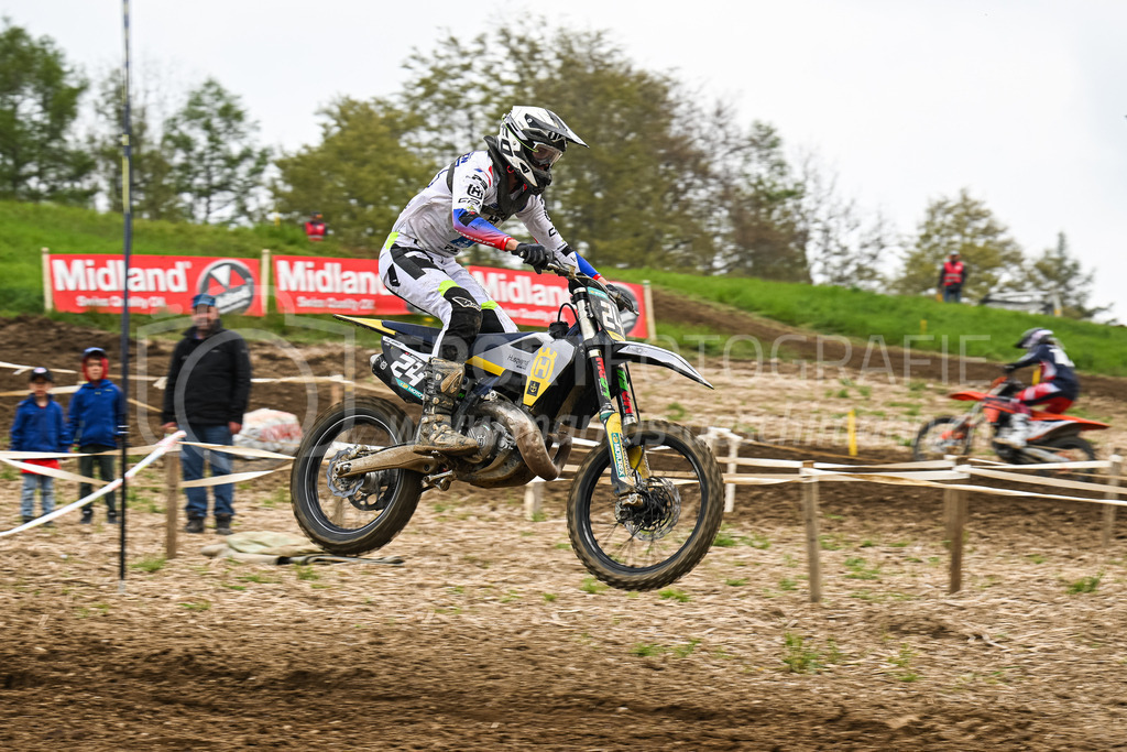 Motocross Schlatt bei Winterthur - 30. April 2023 | #24 Oechslin Thomas aus Alpthal (CH) auf Husqvarna 250 in der Kategorie ProRace Serie am Motocross Schlatt bei Winterthur, 30. April 2023. 
Instagram: @mx_schlatt | @mc_wila | @sam_schweiz
Bild: Sportfotografie Markus Aeschimann | www.markus-aeschimann.ch - Realisiert mit Pictrs.com