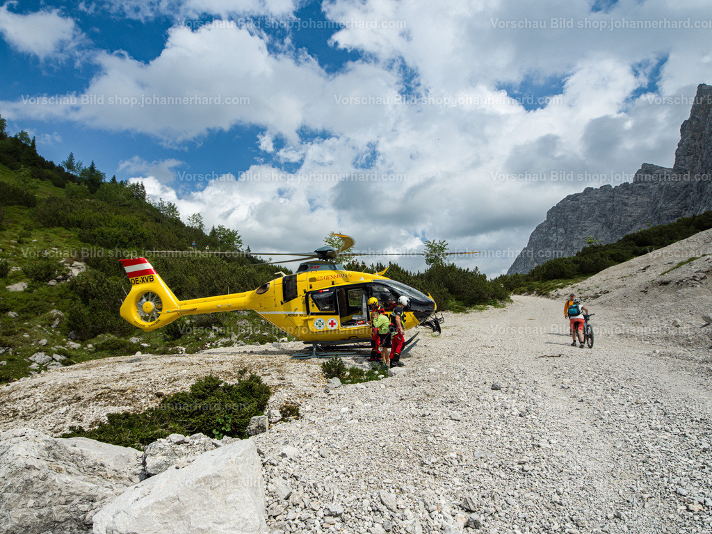 Einsatzfoto: Hubschrauber im Karwendel | Fotograf Johann Erhard 360° Bilder, Rundbilder Panorama Kugelpanorama Werbeaufnahmen Portrait VR 3D Eventfotografie Hochzeitsfotografie, etc. Vollzeit Berufsfotograf für alle professionellen Bereiche, für Buchungen verfügbar 24/7/365 Tirol Südtirol Bayern - Realisiert mit Pictrs.com