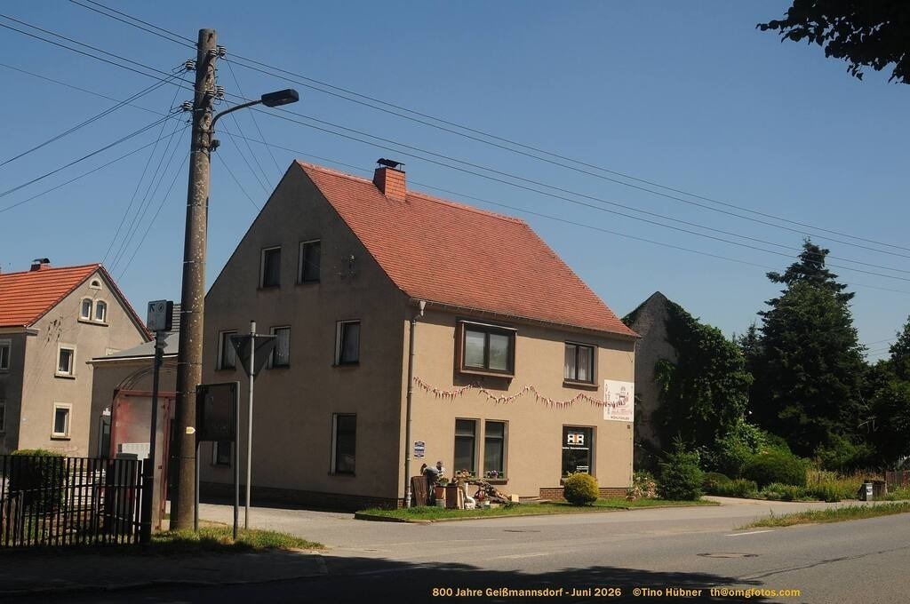 Geißmannsdorf-2026-Ortsbilder-472 | Geißmannsdorf bei Bischofswerda im Sommer 2026. Ein fotografischer Streifzug durch das Dorf Geißmannsdorf, mit Gebäuden, Straßen, Strohpuppen und geschmückten Vorgärten und Grundstücken anlässlich der 800-Jahr-Feier von Geißmannsdorf im Juni 2026 - Realisiert mit Pictrs.com