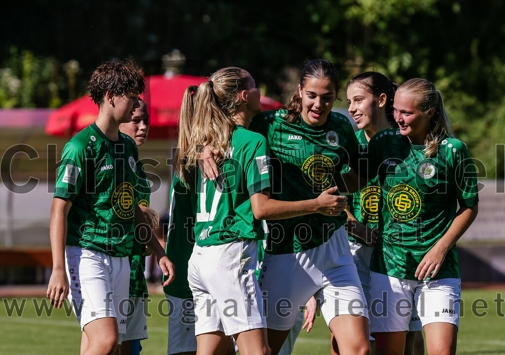 2023-09-16_072_FC_Forstern_gegen_VfL_Sindelfingen_Ladies_I | Forstern, Deutschland, 16.09.2023:
Fußball, B-Juniorinnen-Bundesliga Süd 2023 / 2024, 2. Spieltag, FC Forstern gegen VfL Sindelfingen Ladies I, Endergebnis: 4:1

Jubel nach dem 3:1 durch Yanica Moritz (FC Forstern, #17)

Foto: Christian Riedel / fotografie-riedel.net