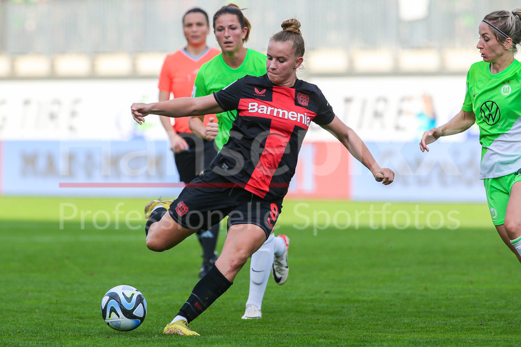 Fussball, Google Pixel Frauen-Bundesliga, VfL Wolfsburg - Bayer 04 Leverkusen | v.li.: Nikola Karczewska (Bayer 04 Leverkusen, 9) am Ball, Einzelbild, Ganzkörper, Aktion, Action, Spielszene, DIE DFB-RICHTLINIEN UNTERSAGEN JEGLICHE NUTZUNG VON FOTOS ALS SEQUENZBILDER UND/ODER VIDEOÄHNLICHE FOTOSTRECKEN. DFB REGULATIONS PROHIBIT ANY USE OF PHOTOGRAPHS AS IMAGE SEQUENCES AND/OR QUASI-VIDEO.