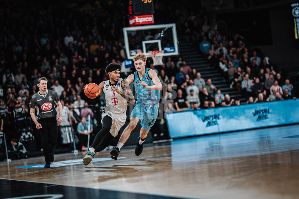 Basketball | Männer | Saison 2024/2025 | easyCredit Basketball Bundesliga | 16. Spieltag | Veolia Towers Hamburg vs. Telekom Baskets Bonn | 10.01.2025 | v.l. Rivaldo Soares (#5, Telekom Baskets Bonn) und Jared Grey (#8, Veolia Towers Hamburg)