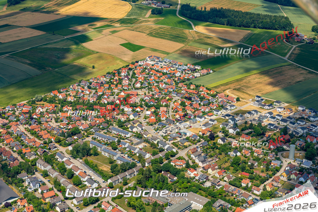 Das Luftbild zeigt :  Hemau - Die Luftaufnahme wurde 2023 vom UL-Flugzeug aus erstellt ( keine Drohne ) - Hochauflösende Luftaufnahme - Für grossformatige Ausdrucke geeignet. Die Geschenkidee !Mit Lizenz und Bildrechte bestellbar