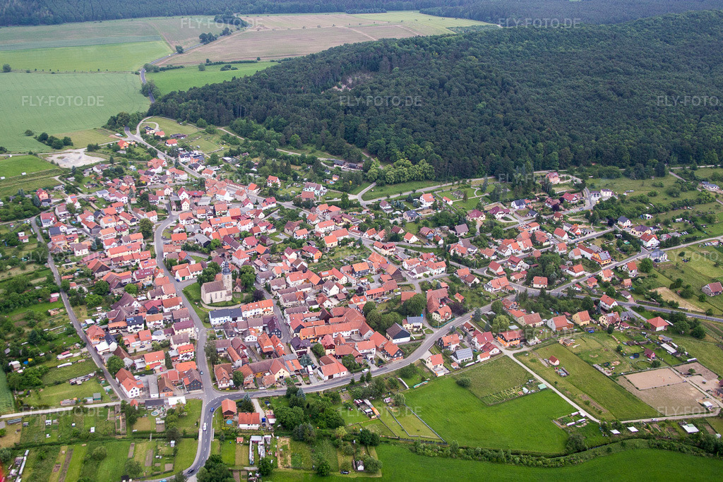 Luftbild: Ortsansicht der Straßen und Häuser der Wohngebiete im Ortsteil Queienfeld in Grabfeld im Bundesland Thüringen in Deutschland. Foto: IMG_089897.jpg vom 11.06.2016 durch Werner Riehm/FLY-FOTO.de