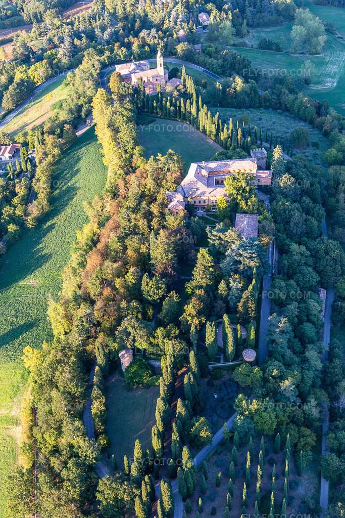 Aerial view: Church of the Nativity of the Beata Vergine Maria in the district Chiesa Albinea in Albinea in the state Reggio Emilia, Italy. – Photo: IMG_134737.jpg taken on 09/19/2022 by Werner Riehm/FLY-FOTO.com – Resolution of the original: 3648 x 5472 px