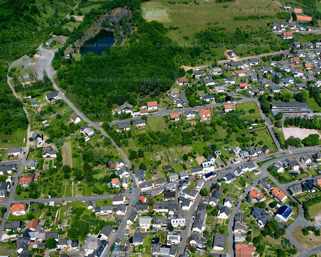 2610613 | SEELBACH 09.06.2006 Wohngebiet einer Einfamilienhaus- Siedlung  in Seelbach im Bundesland Hessen, Deutschland // Single-family residential area of settlement  in Seelbach in the state Hesse, Germany Foto: Gerhard Launer