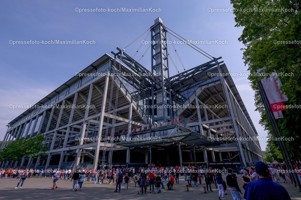 1FC10052601004 | 10.05.2026, Fußball, 1. FC Köln - 1. FC Heidenheim, 1. Fußball Bundesliga Herren, 33. Spieltag, RheinEnergie-STADION, Saison 2025 / 2026: Aussenansicht Spielstätte Feature Zuschauer Fans vor dem Spiel auf dem Weg zum Stadion  DFB regulations prohibit any use of photographs as image sequences and or quasi-video.