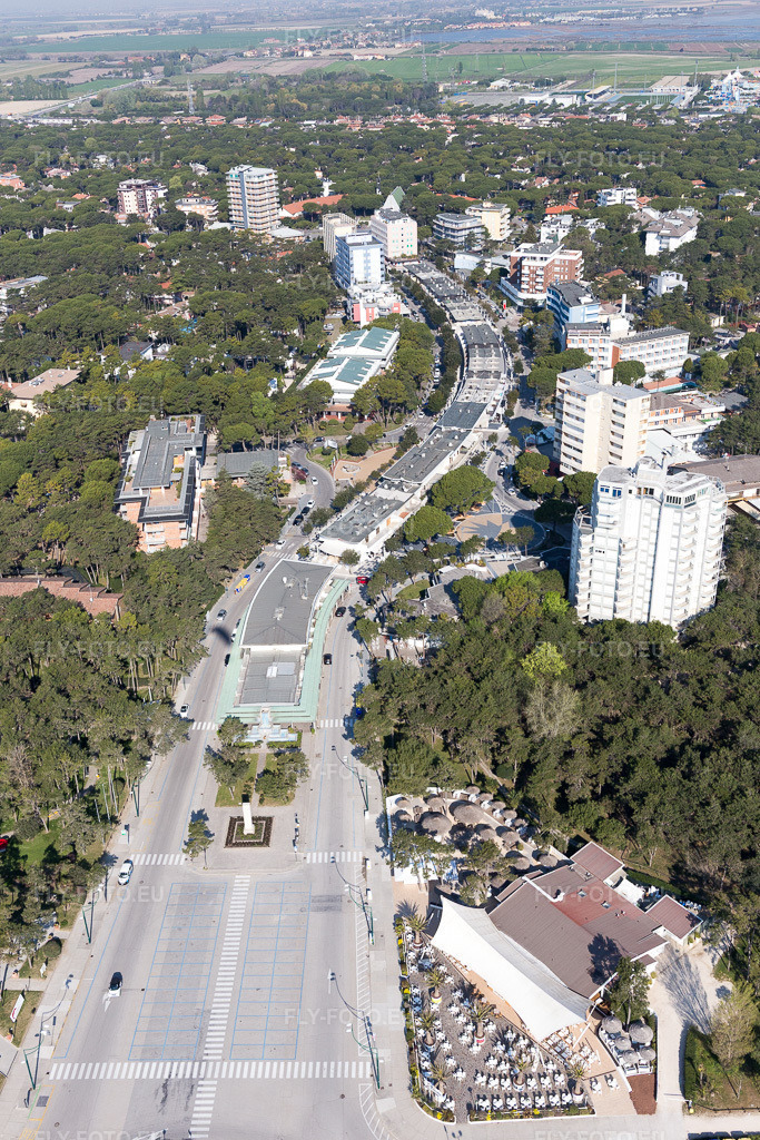 Vue aérienne: Vue de la ville à Lignano Pineta dans le département Frioul-Vénétie Julienne, Italie. Photo: IMG_098025.jpg prise le 03/04/2017 par Werner Riehm/FLY-FOTO.eu – Résolution de l'original: 3648 x 5472 px