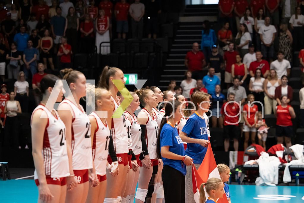 Austria v Switzerland - CEV European League Women | KRIENS, SWITZERLAND - JUNE 14: Team of Austria during the national anthem at the CEV European League match between Austria and Switzerland at Pilatus Arena on June 14, 2026 in Kriens, Switzerland. - Realisiert mit Pictrs.com