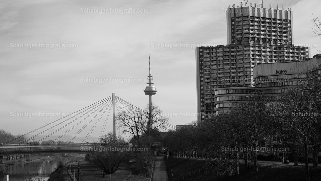 Collini Center in Mannheim | Das 95 Meter hohe Gebäude besteht aus einem höheren Wohnturm und einem niedrigeren Büroturm, der über eine zweigeschossige Passage zu erreichen ist. Im Bürotrakt waren bis zum Umzug ins neue Technische Rathaus die technischen Ämter der Stadt sowie weitere städtische Einrichtungen (Medienpädagogik u. a.) untergebracht.  - Realisiert mit Pictrs.com