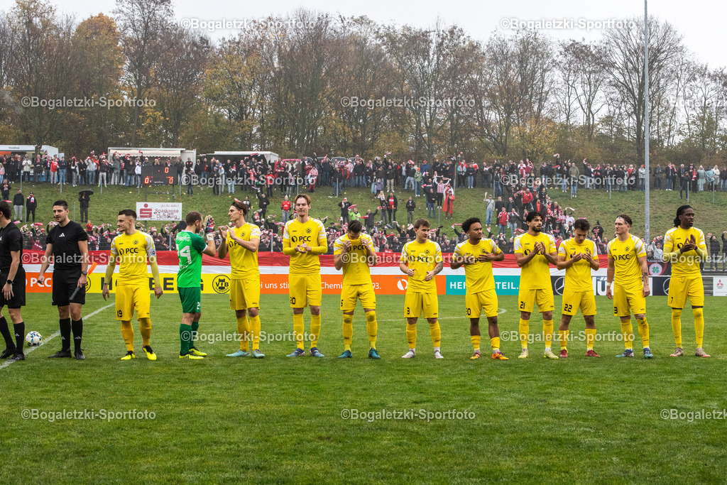 VfB Startelf | 15.11.2025, Fussball, Niederrheinpokal, VfB Homberg - Rot-Weiß Oberhausen: VfB Homberg Spieler nach dem Einlauf  - Realisiert mit Pictrs.com