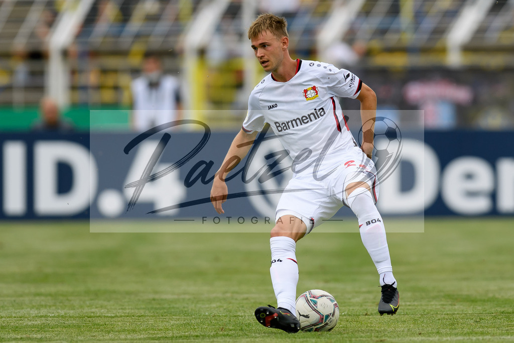 LLELEV20210807_120 | Fussball, Herren: Daley Sinkgraven (Bayer 04 Leverkusen) in Aktion, am Ball, Einzelaktion beim Spiel der 1. Runde im DFB-Pokal zwischen 1. FC Lokomotive Leipzig und Bayer 04 Leverkusen im Bruno-Plache-Stadion am 07.08.2021 in Leipzig, Deutschland.DFB / DFL REGULATIONS PROHIBIT ANY USE OF PHOTOGRAPHS AS IMAGE SEQUENCES AND/OR QUASI-VIDEO. - Realisiert mit Pictrs.com