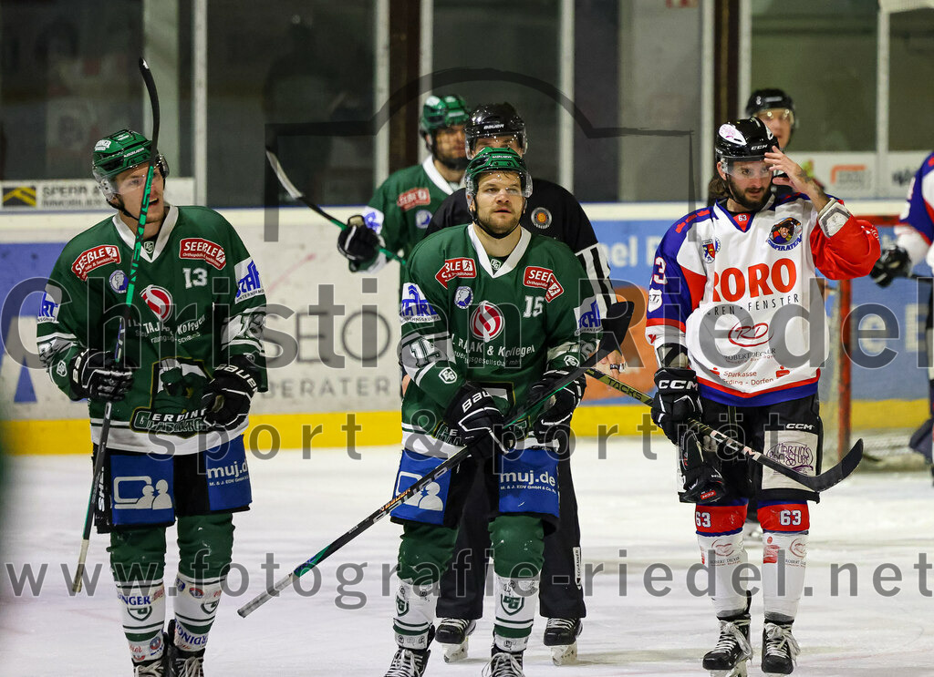 2023-11-03_026_TSV_Erding_gegen_ESC_Dorfen | Erding, Deutschland, 03.11.2023:
Eishockey, Bayernliga Vorrunde 2023 / 2024, 6. Spieltag, TSV Erding gegen ESC Dorfen, Endergebnis: 11:3

Michael Franz (Erding Gladiators, #13), Elias Maier (Erding Gladiators, #15), Michal Popelka (ESC Dorfen, #63)

Foto: Christian Riedel / fotografie-riedel.net
