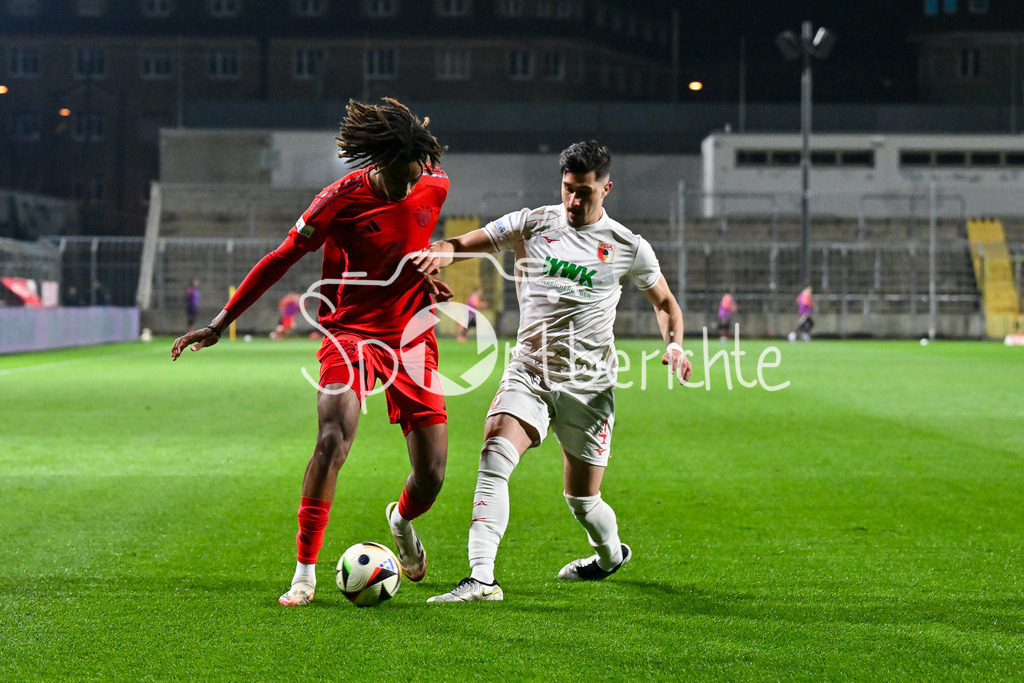 FC Bayern Amateure - FC Augsburg II | im Duell Jonah Daniel KUSI-ASARE (FC Bayern München II #9) und Daniel KATIC (FC Augsburg II 4) / Zweikampf / Regionalliga Bayern: FC Bayern Muenchen II - FC Augsburg II, Gruenwalder Stadion am 14.03.2025