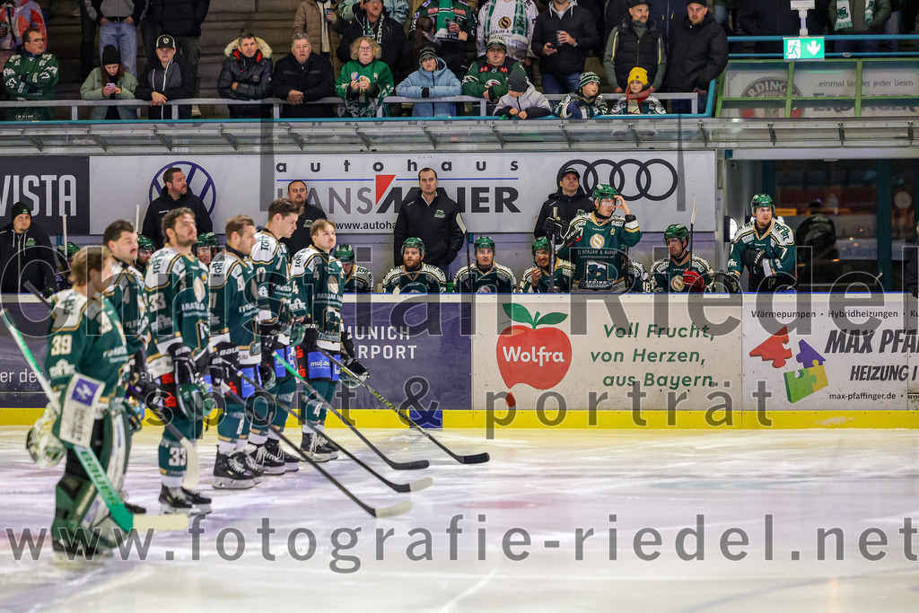 2025-11-25_013_TSV_Erding_gegen_EHF_Passau_Black_Hawks | Erding, Deutschland, 25.11.2025:Eishockey, Oberliga Süd 2025 / 2026, 20. Spieltag, TSV Erding gegen EHF Passau Black Hawks, Endergebnis: 2:3 n.V.Co-Trainer Maximilian Helling (Erding Gladiators), Teamchef Dominik Quinlan (Erding Gladiators), Thomas Matheson (Erding Gladiators, #37)Foto: Christian Riedel / fotografie-riedel.net