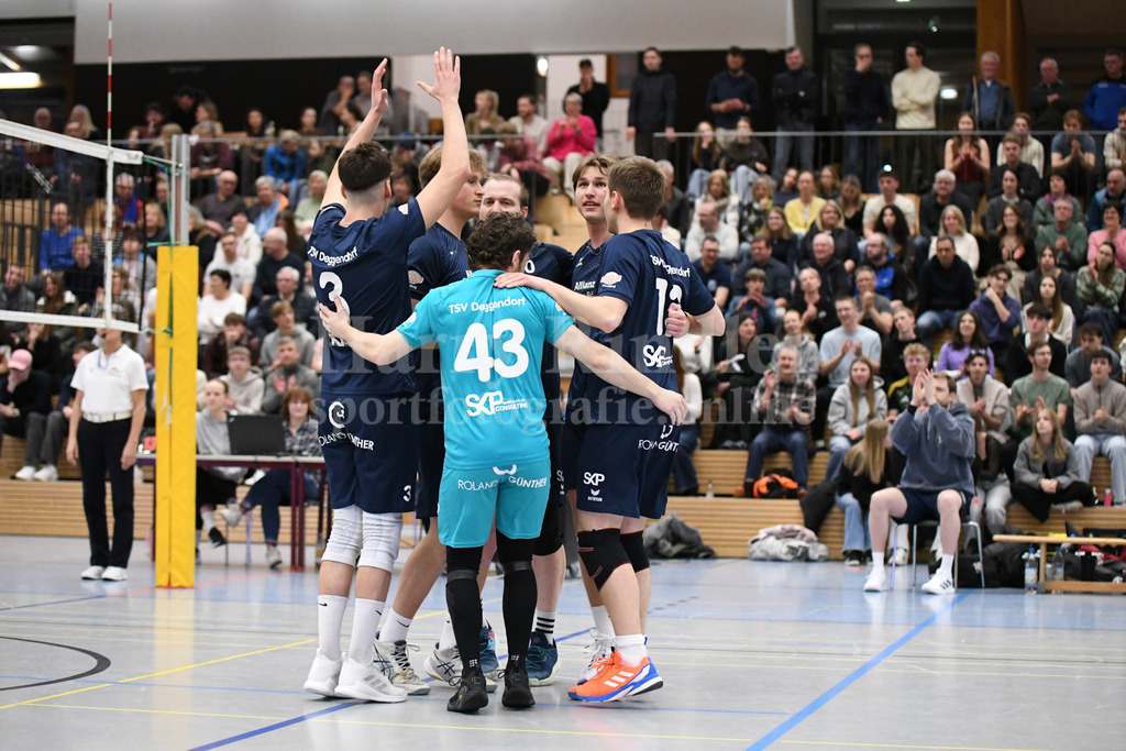 TSV Deggendorf  : VC Eitting 09 | TSV Deggendorf Volleyball  Jubel mit Fans - Realisiert mit Pictrs.com