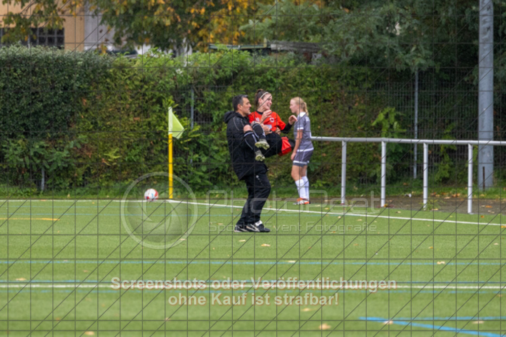 20251005_125143_0591 | #,1.Göppinger SV (rot) vs. SGM Aufhausen/Nellingen (grau), Fußball, Frauen-Regionenliga 3 - WfV, 04. Spieltag, Saison 2025/2026, Kunstrasenplatz Nord, Hohenstaufenstr. 116, 73033 Göppingen, 05.10.2025 - 11:00 Uhr,Foto: PhotoPeet-Sportfotografie/Peter Harich