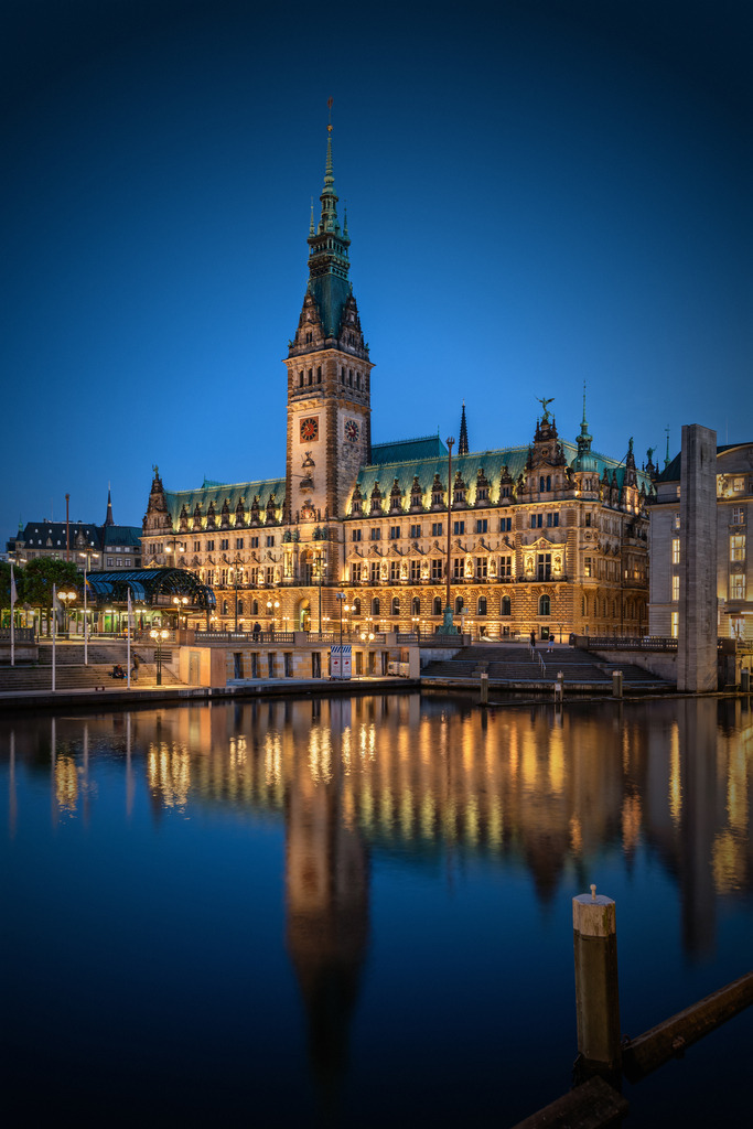 10260115 - Hamburger Rathaus zur blauen Stunde | Blick auf das nächtlich erleuchtete Hamburger Rathaus.