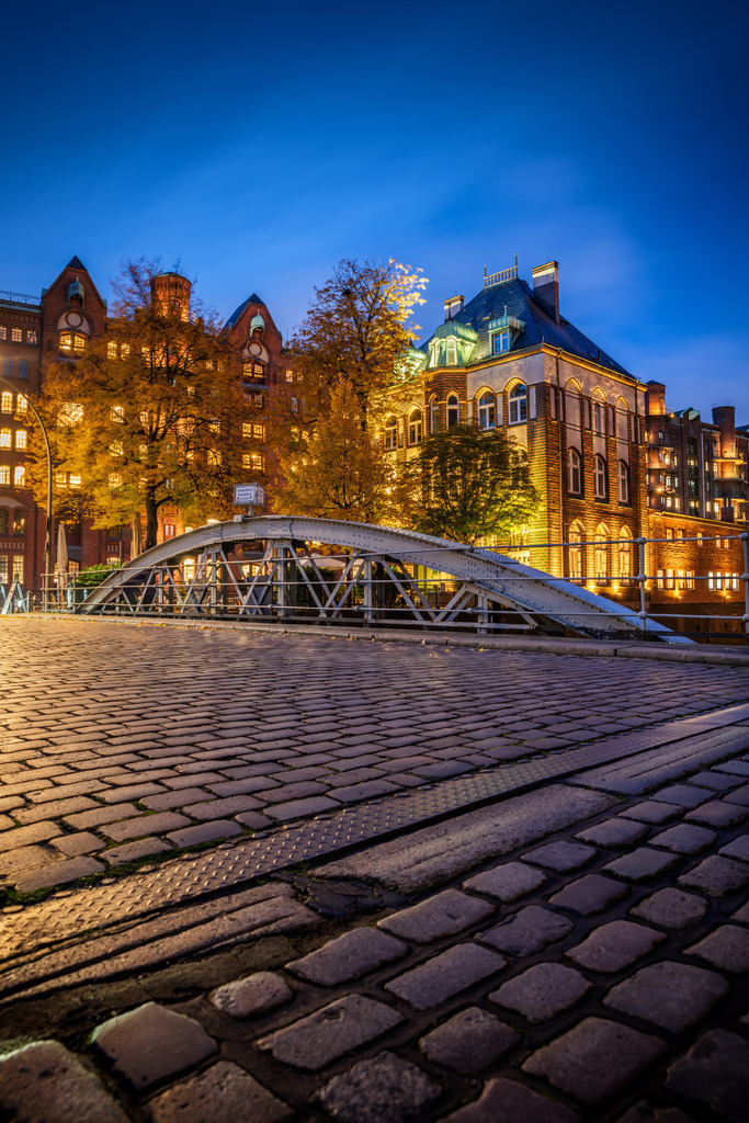 10241104 - Blaue Stunde am Wasserschloss | Blick von der Holländisch-Brookfleet-Brücke auf das Wasserschloss in der Speicherstadt zur blauen Stunde.