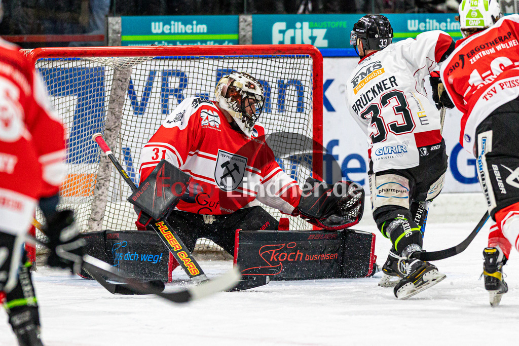 Spiel 1 Finale TSV Peißenberg Miners vs EHC Königsbrunn | Eishockey Bayernliga Playoffs 2023/2024, Spiel 1 Finale TSV Peißenberg Miners vs EHC Königsbrunn, 20240322,
Torchance Peter BRÜCKNER (EHC 33),
2024-03-22 in Peißenberg (Eisstadion)
31 Korbinian SERTL (Miners Goali 31), 33 Peter BRÜCKNER (EHC 33)
Copyright: WolfgangxLindner foto-lindner.de