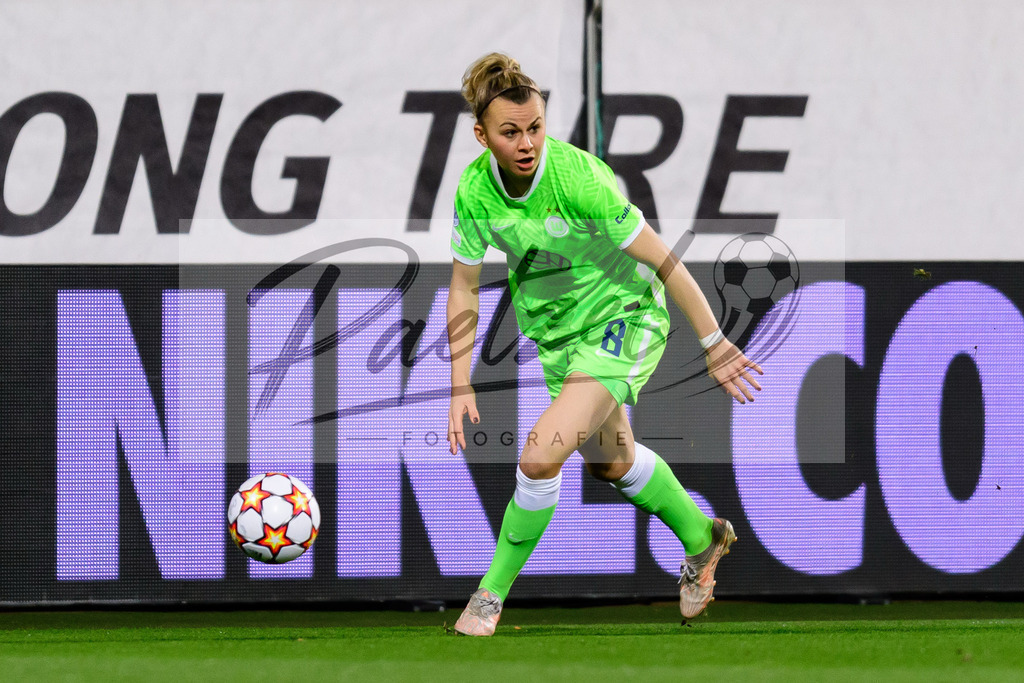 WOBJUV20211118_083 | Fussball, Frauen: Lena Lattwein (VfL Wolfsburg) in Aktion, am Ball, Einzelaktion bei dem Spiel der UEFA Women´s Champions League zwischen VfL Wolfsburg und Juventus Turin im AOK-Stadion am 18.11.2021 in Wolfsburg, Deutschland. - Realisiert mit Pictrs.com