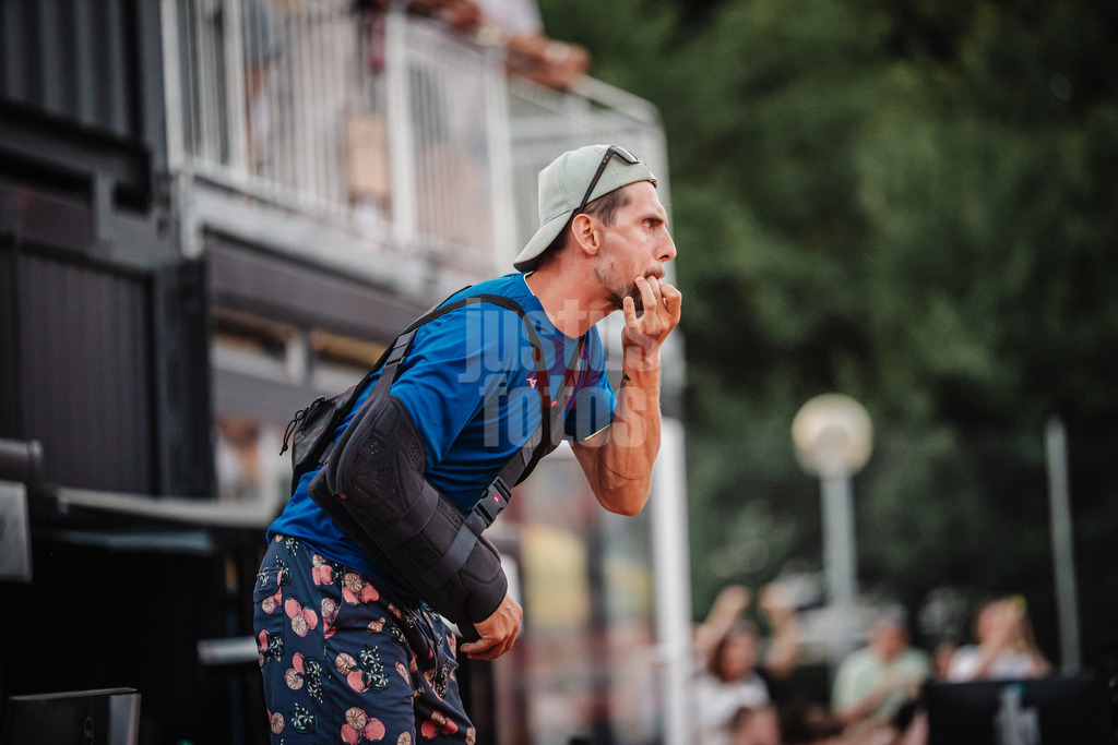 Beachvolleyball | Männer | Allianz German Beach Tour 2025 | Tourstop München | 05.07.2025 | Bennet Poniewaz feuert seinen Bruder von der Seite aus an