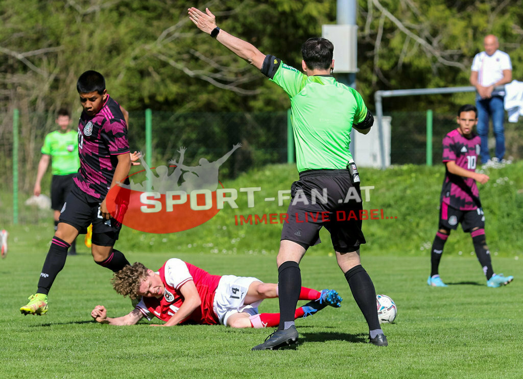 AUSTRIA U15 - MEXICO U15 | Austin Anguiano (Mexico #20) MARCEL STÖHR (Austria #14) Gadler Philip (Referee) ; AUSTRIA U15 - MEXICO U15 am 29.04.2022 in Arnoldstein
(Sportplatz), AUSTRIA, (Photo by Ernst Krawagner sport-fan.at) - Realisiert mit Pictrs.com